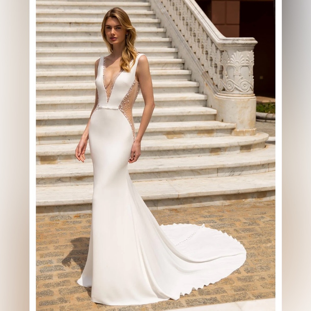 Elegant White Sleeveless Wedding Gown